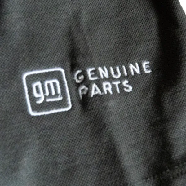 Manga gris oscura con logo GM Genuine Parts bordado en blanco