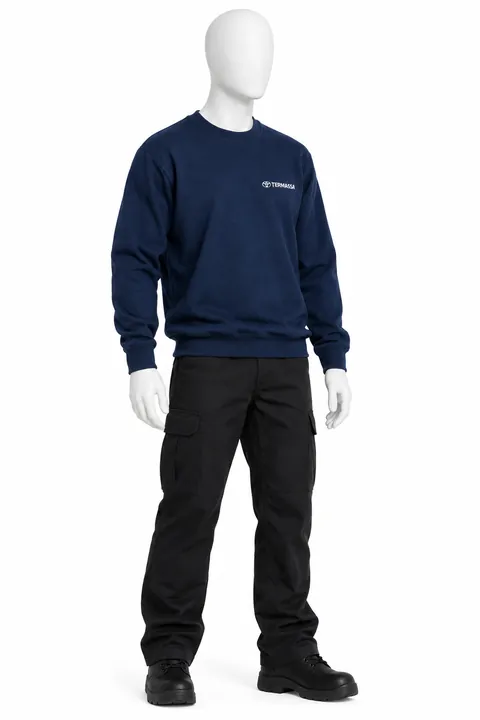 Buzo azul marino con logo bordado en el pecho y pantalón cargo negro