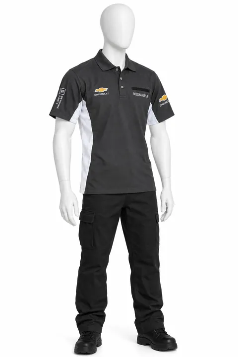 Chomba gris oscuro con paneles blancos y bordados de equipo