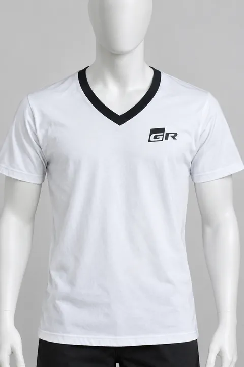 Remera blanca de cuello en V con ribete negro y logo estampado