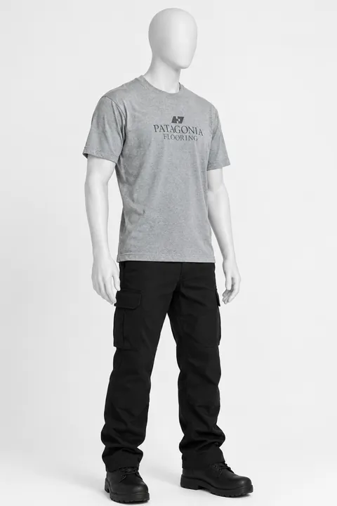 Remera gris estampada con pantalón cargo negro